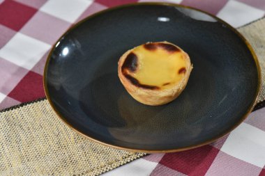 Pastel de belem kremalı pasta üstüne tarçınlı tatlı.