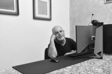 Yetişkin bir adam, ofisteki Tablet Yaşlılar için not defteri cep telefonu iletişim teknolojisi bilgisayarını kullanıyor