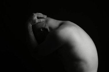 SstkWellness 'li adam gerinme egzersizleri yapıyor yoga, kas geliştirme, kas geliştirme.