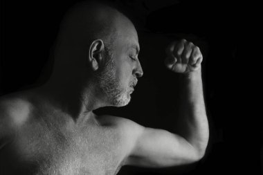 SstkWellness 'li adam gerinme egzersizleri yapıyor yoga, kas geliştirme, kas geliştirme.