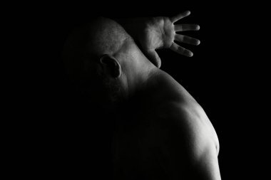 SstkWellness 'li adam gerinme egzersizleri yapıyor yoga, kas geliştirme, kas geliştirme.