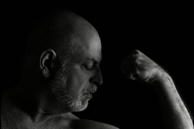 SstkWellness 'li adam gerinme egzersizleri yapıyor yoga, kas geliştirme, kas geliştirme.