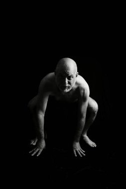 SstkWellness 'li adam gerinme egzersizleri yapıyor yoga, kas geliştirme, kas geliştirme.