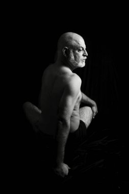 SstkWellness 'li adam gerinme egzersizleri yapıyor yoga, kas geliştirme, kas geliştirme.