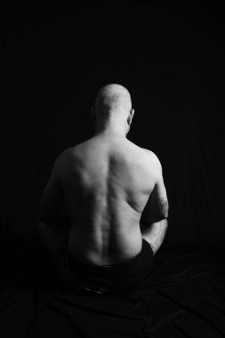 SstkWellness 'li adam gerinme egzersizleri yapıyor yoga, kas geliştirme, kas geliştirme.