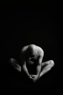 SstkWellness 'li adam gerinme egzersizleri yapıyor yoga, kas geliştirme, kas geliştirme.