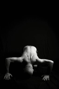 SstkWellness 'li adam gerinme egzersizleri yapıyor yoga, kas geliştirme, kas geliştirme.