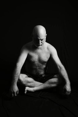 SstkWellness 'li adam gerinme egzersizleri yapıyor yoga, kas geliştirme, kas geliştirme.