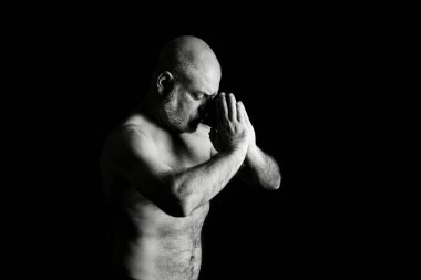 SstkWellness 'li adam gerinme egzersizleri yapıyor yoga, kas geliştirme, kas geliştirme.