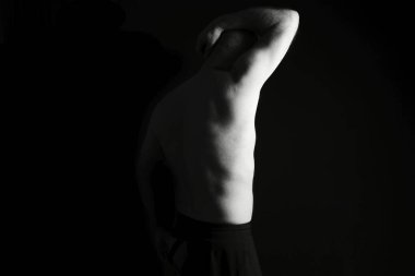 SstkWellness 'li adam gerinme egzersizleri yapıyor yoga, kas geliştirme, kas geliştirme.