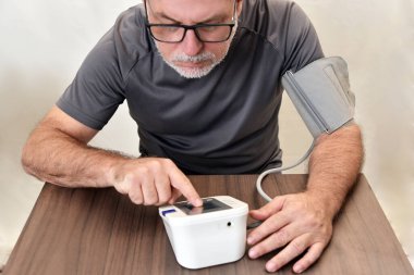 Kan basıncı ölçer ve kalp atış hızı kontrolü kalp sağlığını izler.