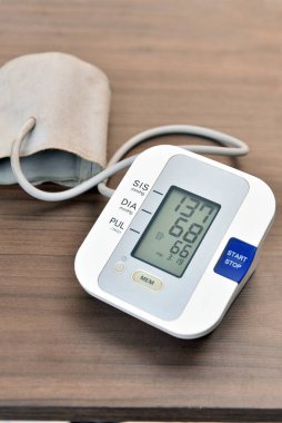 Kan basıncı ölçer ve kalp atış hızı kontrolü kalp sağlığını izler.