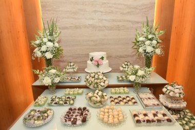 Parti büfesi lezzetli parmak yemekleri, lezzetli ve tatlı akşam yemekleri.