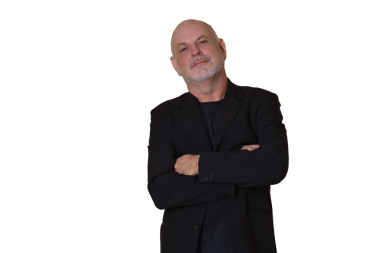 Yetişkin, beyaz sakallı, siyah giysili bir erkek model.