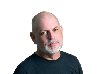 Portre yetişkin adam kel beyaz sakallı yüz ifadesi mutlu, siyah giysili, düşünceli bir erkek model.