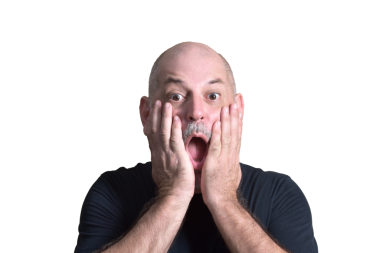 Kel beyaz sakallı yetişkin bir adamın portresi. Öfke ifadesi. Siyah giysili, düşünceli bir erkek model..