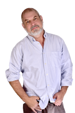 Beyaz tişörtlü beyaz sakallı beyefendi beyaz arka planda duruyor.