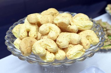 Lezzetli peynirli bisküvi tipik Brezilya usulü atıştırmalık peynirli ekmek