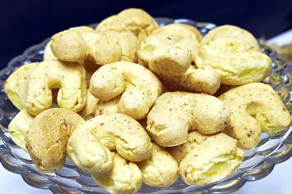 Lezzetli peynirli bisküvi tipik Brezilya usulü atıştırmalık peynirli ekmek