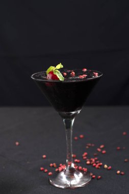 Alkolik limonlu limonlu limonlu limonlu limonlu kokteyl.