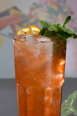 Buzun üzerinde tropikal turunçgil meyveleri içer, otlar filizlenir, bulanık arka planda metinler için alan sağlar.