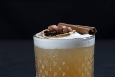 Alkolik limonlu limonlu limonlu limonlu limonlu kokteyl.