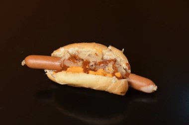 Körili sosisli Alman sosisli sandviç sokak yemeği sosis ve lahana turşusu Almanya 'dan tipik yemekler.