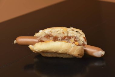 Körili sosisli Alman sosisli sandviç sokak yemeği sosis ve lahana turşusu Almanya 'dan tipik yemekler.