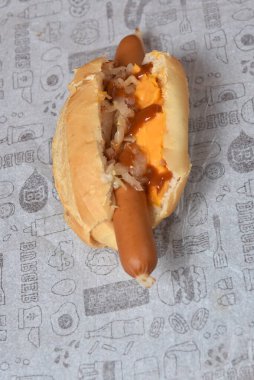 Körili sosisli Alman sosisli sandviç sokak yemeği sosis ve lahana turşusu Almanya 'dan tipik yemekler.