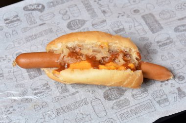 Körili sosisli Alman sosisli sandviç sokak yemeği sosis ve lahana turşusu Almanya 'dan tipik yemekler.