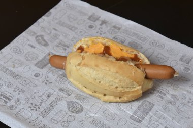 Körili sosisli Alman sosisli sandviç sokak yemeği sosis ve lahana turşusu Almanya 'dan tipik yemekler.