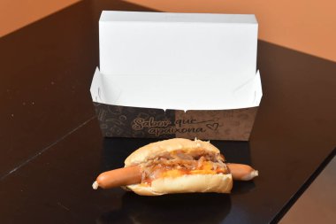 Körili sosisli Alman sosisli sandviç sokak yemeği sosis ve lahana turşusu Almanya 'dan tipik yemekler.