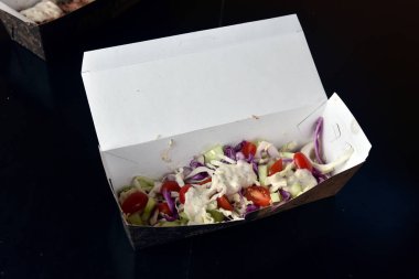 Körili sosis tipik Alman yemeği sosisi lahana turşusu salatası tadı Portekizce yazılmış sevdiğin lezzetteki ambalajda...