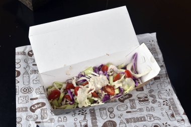 Körili sosis tipik Alman yemeği sosisi lahana turşusu salatası tadı Portekizce yazılmış sevdiğin lezzetteki ambalajda...