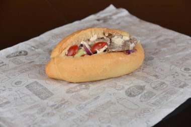 Körili sosis tipik Alman ekmeği ve lahana turşusu.