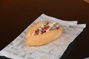 Körili sosis tipik Alman ekmeği ve lahana turşusu.