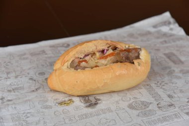 Körili sosis tipik Alman ekmeği ve lahana turşusu.