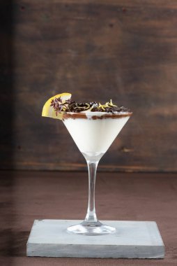 Tatlı tatlı, yoğunlaştırılmış süt ve çilek şurubu. Lezzetli yüksek kalorili yemekler.