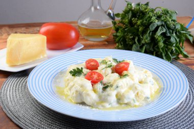 Parmesan peynirli, domatesli, fesleğenli, otlu, İtalyan ve Fransız mutfağından sağlıklı yiyecekler.