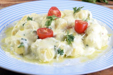 Parmesan peynirli, domatesli, fesleğenli, otlu, İtalyan ve Fransız mutfağından sağlıklı yiyecekler.