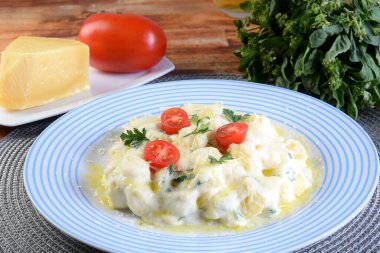 Parmesan peynirli, domatesli, fesleğenli, otlu, İtalyan ve Fransız mutfağından sağlıklı yiyecekler.