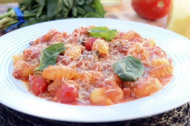 Kırmızı Bolonez soslu Gnocchi, tipik İtalyan makarna patates tadı.