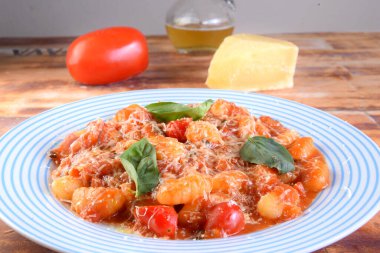 Kırmızı Bolonez soslu Gnocchi, tipik İtalyan makarna patates tadı.