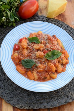 Kırmızı Bolonez soslu Gnocchi, tipik İtalyan makarna patates tadı.