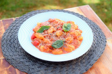 Kırmızı Bolonez soslu Gnocchi, tipik İtalyan makarna patates tadı.