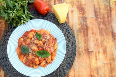 Kırmızı Bolonez soslu Gnocchi, tipik İtalyan makarna patates tadı.
