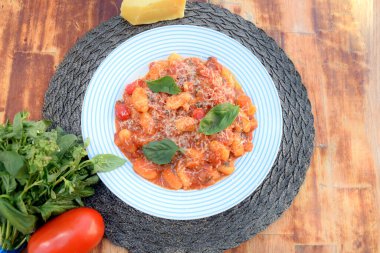 Kırmızı Bolonez soslu Gnocchi, tipik İtalyan makarna patates tadı.