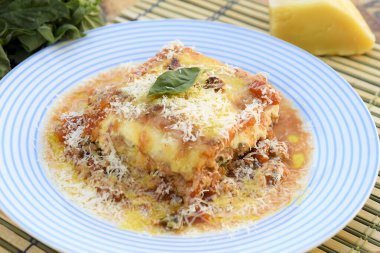 Lazanya beyaz ve bolonez soslu parmesan peyniri, makarna, domates, fesleğen, şifalı otlar İtalyan ve Fransız mutfağından lezzetli yemekler.