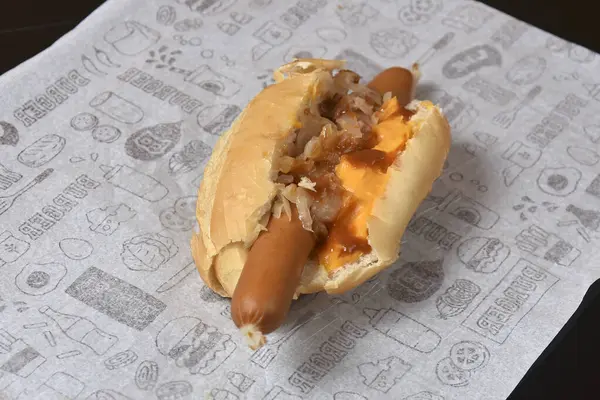 Körili sosisli Alman sosisli sandviç sokak yemeği sosis ve lahana turşusu Almanya 'dan tipik yemekler.