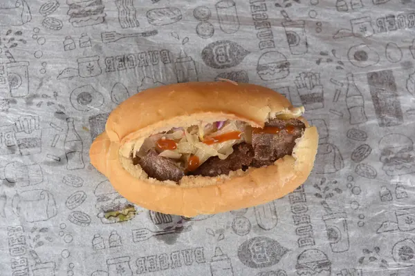 Körili sosis tipik Alman ekmeği ve lahana turşusu.